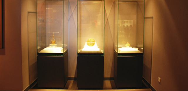 Pedestal Showcases & Shadow Boxes